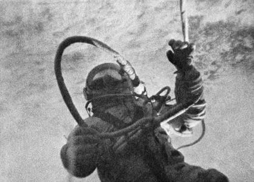 18 марта 1965 года Леонов первым в истории вышел в открытый космос