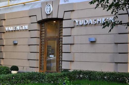 В 1988-1989 годах открылась фирма «Вали Мода», а в 1991-м она была переименована в Дом моды "Валентин Юдашкин".