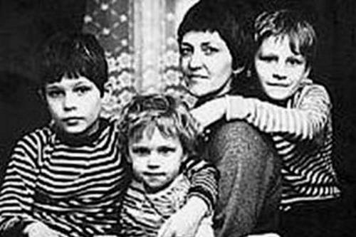 Жена Надежда Александровна с детьми