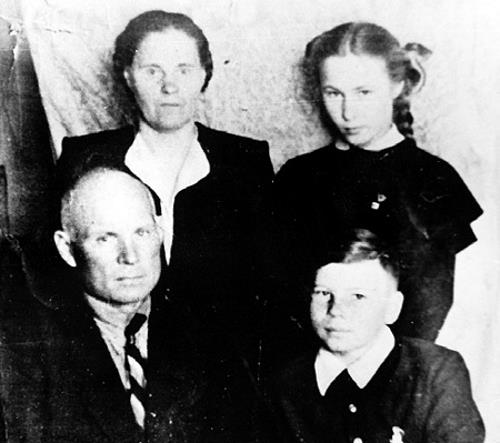 Владимир Гостюхин в детстве с родителями и сестрой Мариной