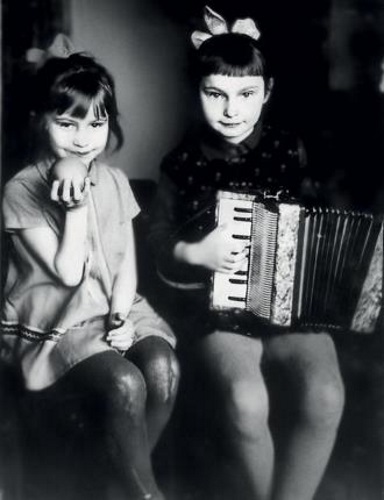 Юная Оля Прокофьева (слева) со старшей сестрой Ларисой