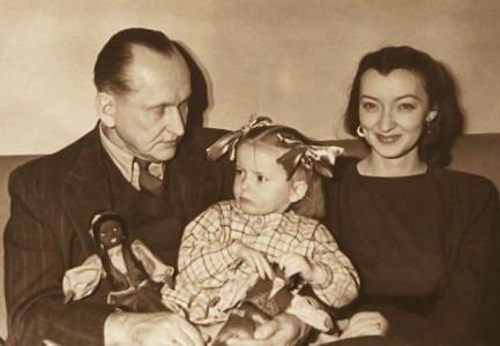 Марианна Вертинская в детстве с родителями