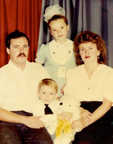 В детстве с родителями и старшей сестрой Катей