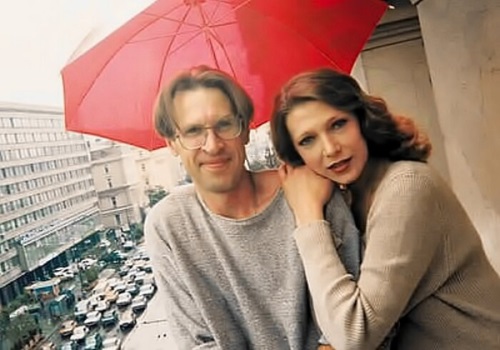 С мужем, художником Сергеем Шерстюком. Не прошло и года после гибели актрисы, как и он ушел из жизни -сгорел от рака желудка