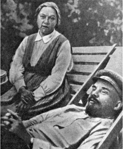 В 20-е годы Крупская посвятила всю себя уходу за больным мужем.