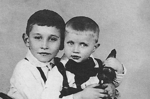 Миша (на фото слева) в детстве с младшим братом Леней