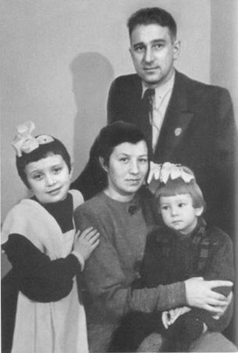 Анатолий Владимирович и Нина Григорьевна с дочерьми Галиной и Татьяной