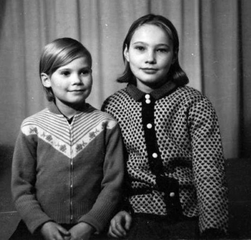 Наташа в детстве со старшей сестрой Риной