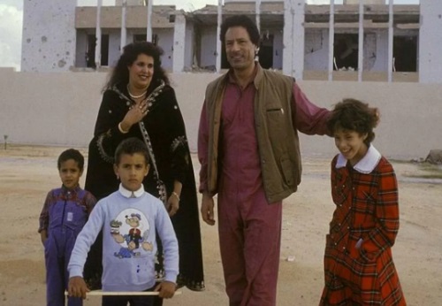 Муаммар Каддафи с семьей
