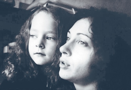Даша в детстве с мамой