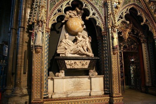 Надгробье Исаака Ньютона в Вестминстерском аббатстве