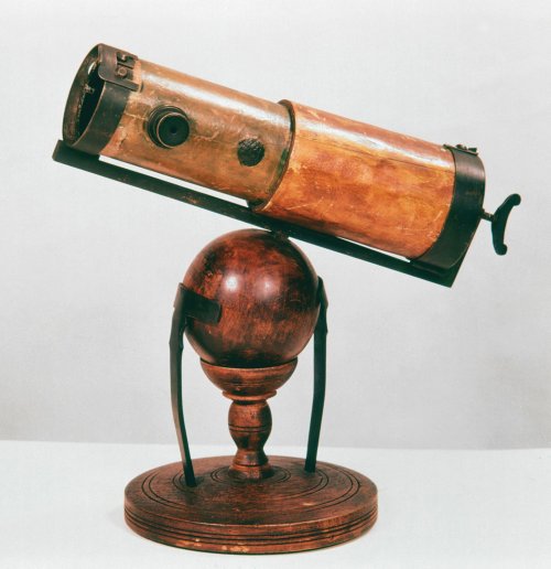 В 1668 году ученый создал первый в истории оптический телескоп