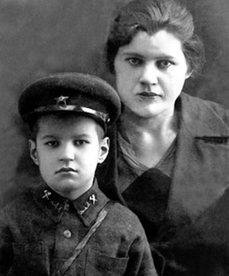 Жора в детстве с мамой 1934 г