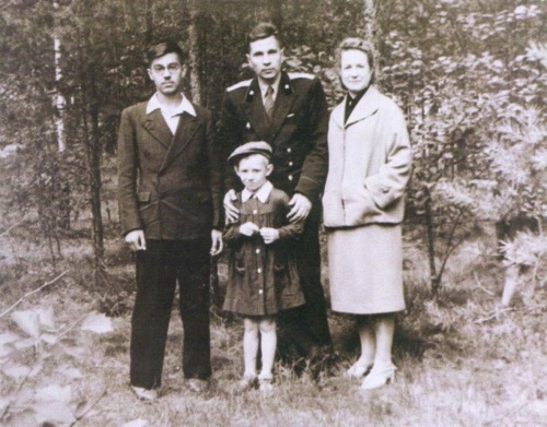 Саша в детстве с родителями и дядей