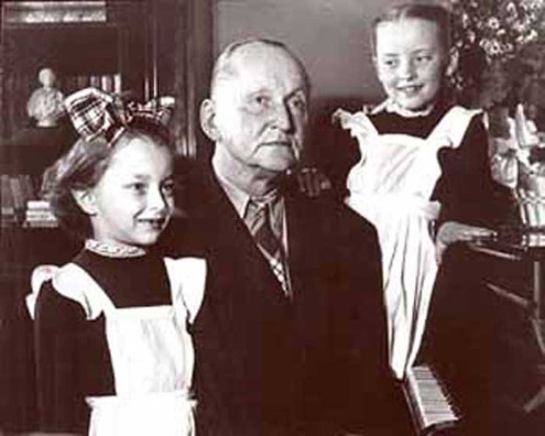 Александр Вертинский с юными дочками