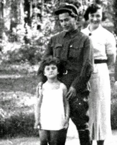 Евгения с мужем Николаем Ежовым и приемной дочерью