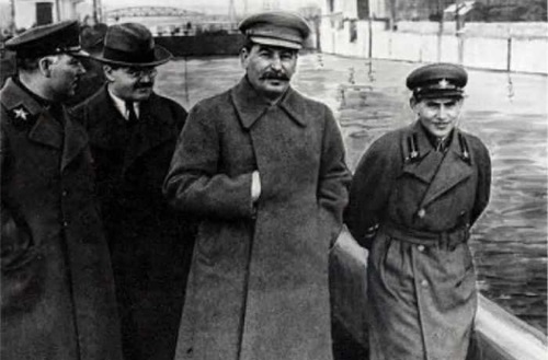 Сталин не раз рекомендовал Ежову развестись с «неблагонадежной» женой