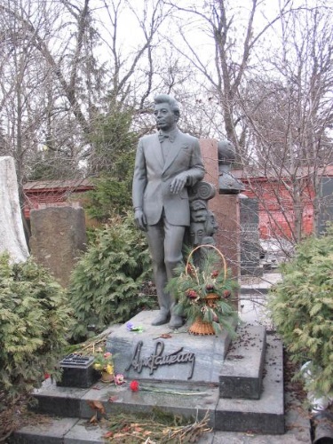 Памятник на могиле Аркадия Райкина