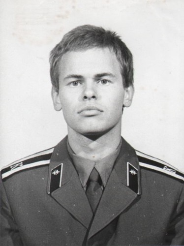 Евгений в молодости, в годы учебы в школе КГБ.