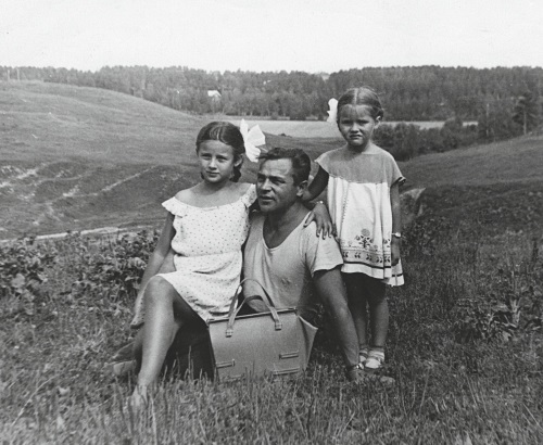 Наташа с сестрой и отцом в детстве