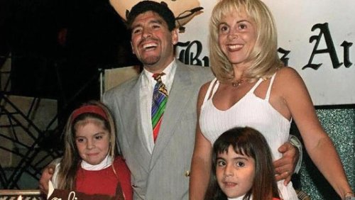 Диего Марадона с женой и детьми