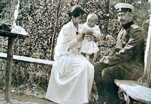 Анна с маленьким сыном Сережей и законным супругом