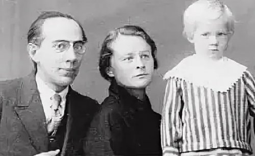 На фото: Александр Беляев с женой Маргаритой и дочкой Людмилой