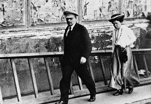 Ленин и Мария по дороге га заседание съезда Советов