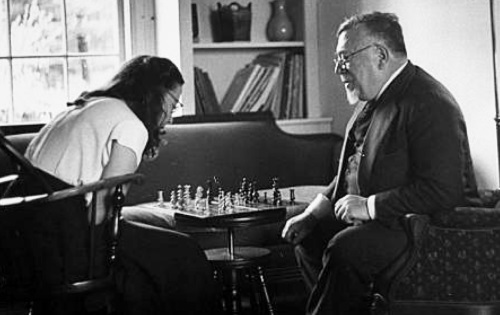 На досуге Норберт Винер с дочерью в шахматы