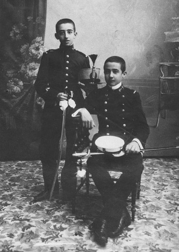 Франциско (слева) с братом Николасом не отличался богатырским телосложением