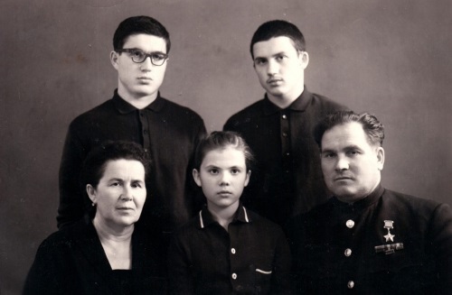 Михаил Девятаев с семьей