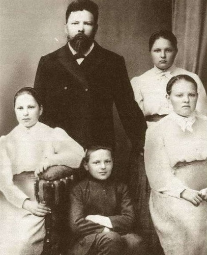 Андрей в детстве с сестрами и отцом