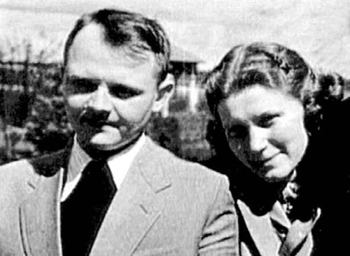 В 1949 году сын Юрий Жданов женился на дочери Сталина - Светлане