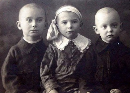 Леня в детстве с братом и сестрой