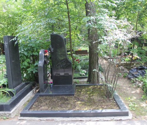 Могила Леонида Гайдая
