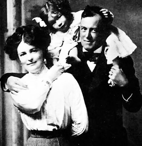 Алистер Кроули с женой Розой и дочерью Лилит.