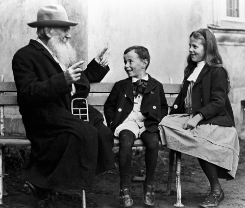 Лев Николаевич Толстой с внуками, Сонечка - справа.