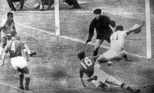 Гарринча атакует ворота Льва Яшина. Бразилия-СССР