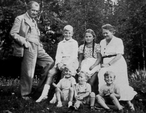 Фердинанд Порше с женой, детьми и внуками