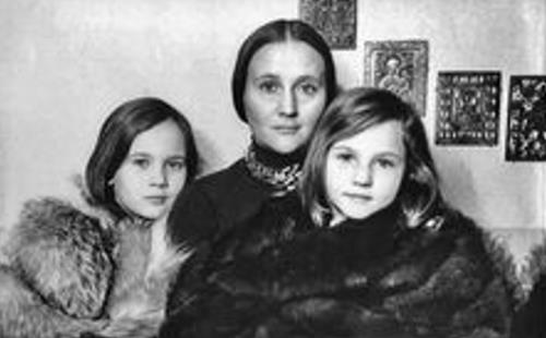 Дарья Дроздовская с мамой и сестрой