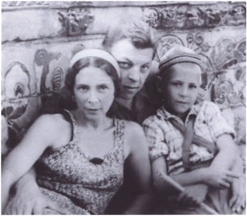 Иван Ефремов со 2-й женой Еленой и сыном Алланом