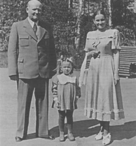 Иван Конев со 2-й женой и дочкой