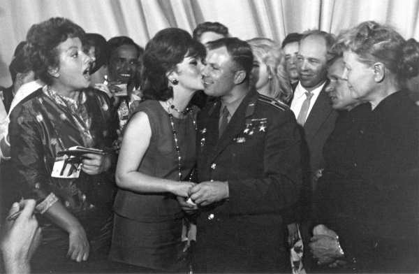 Джина Лоллобриджида на встрече с Гагариным (целует в щечку)