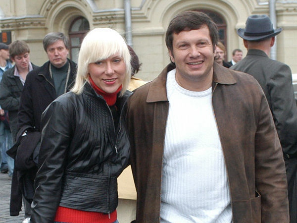 Владимир Соловьев с красавицей женой Эльгой